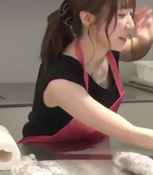 日高里菜谷間4