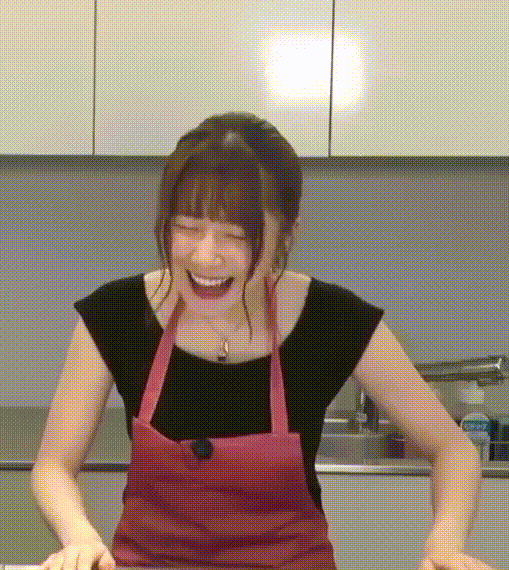 日高里菜谷間5