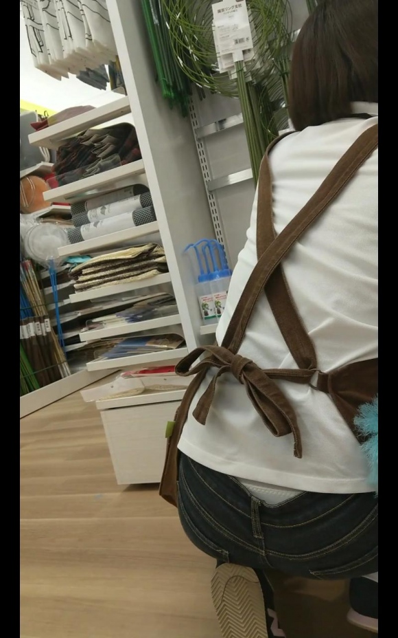 腰パンチラ店員0