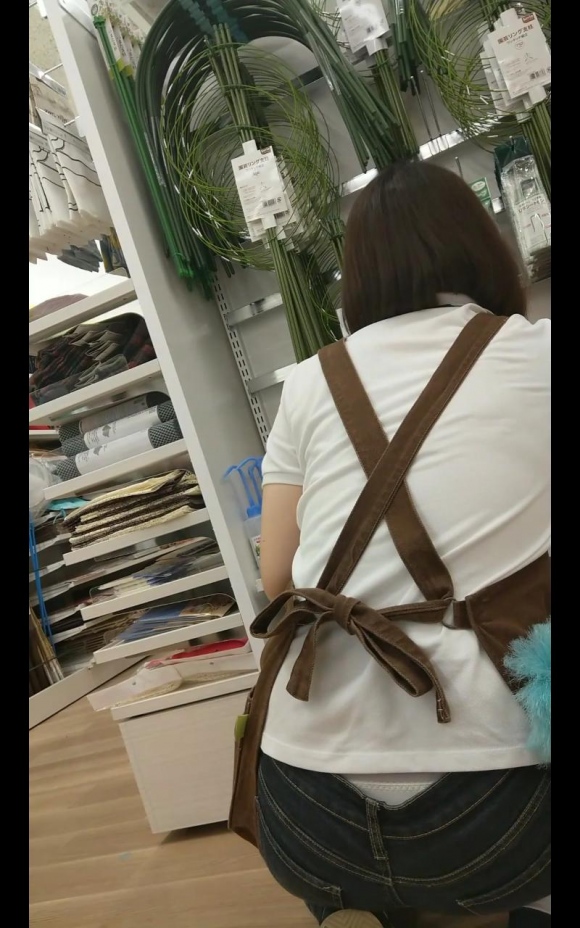 腰パンチラ店員2