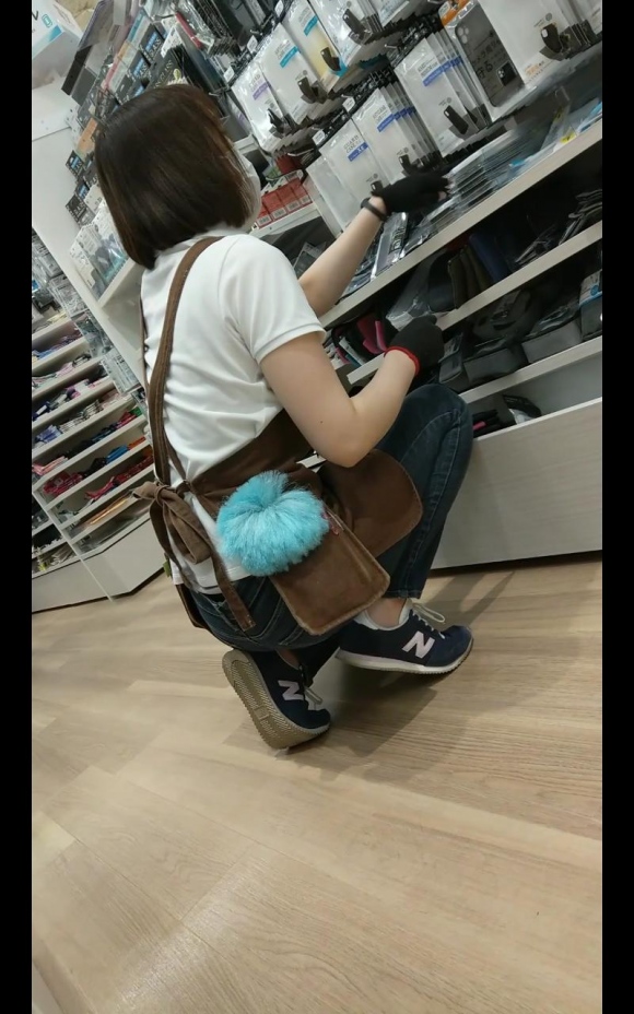 腰パンチラ店員10