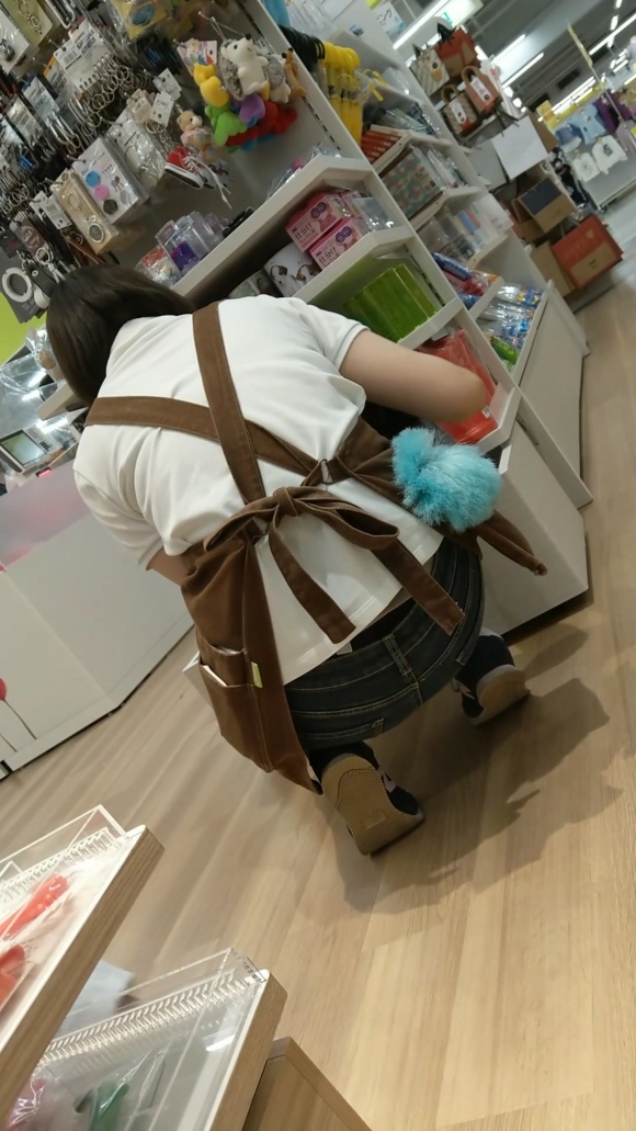 腰パンチラ店員12