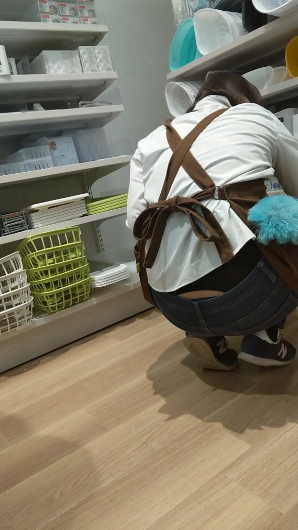 腰パンチラ店員25